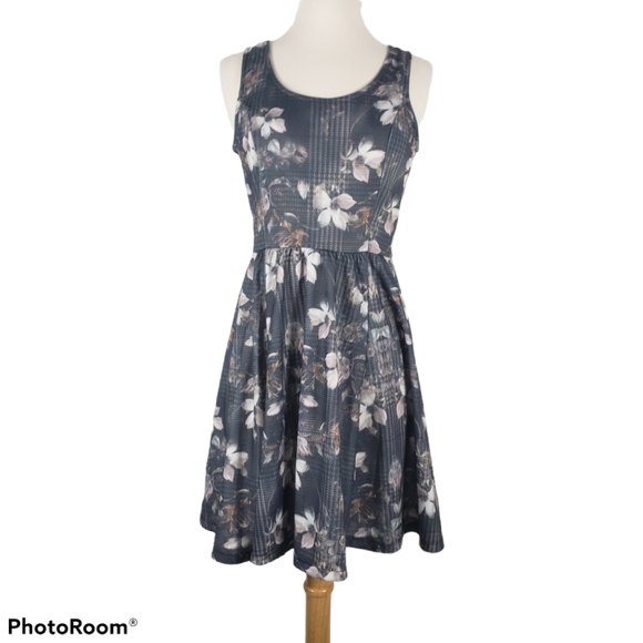 5/$12Jessica Simpson Lace-Up Cutout Back Dress - Picture 3 of 11